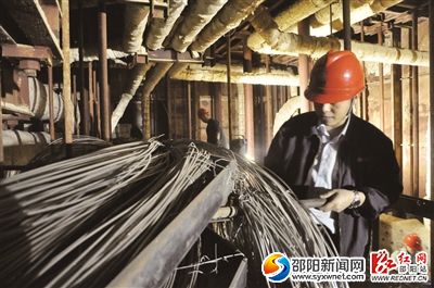 宝庆电厂的工程师,仔细检查每一个环节。