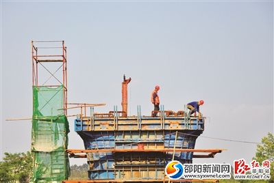 4月27日,怀邵衡铁路施工现场,工人们正忙碌着浇筑桥墩。