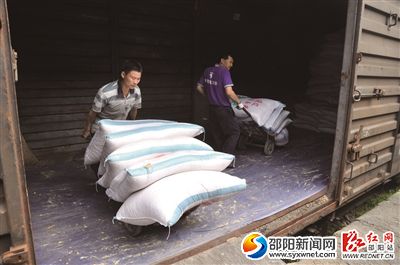 七十吨的玉米他们要在两到三个小时内全部转运至仓库。