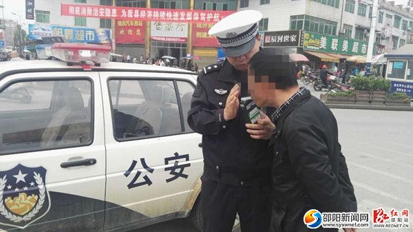 图为交警检测驾驶员酒精含量