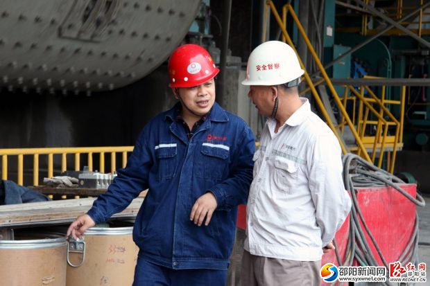 刘光军(左一)来到生产线上查看情况。