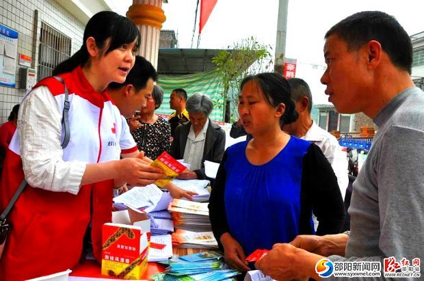 工作人员向村民介绍捐赠药品的使用方法_看图王