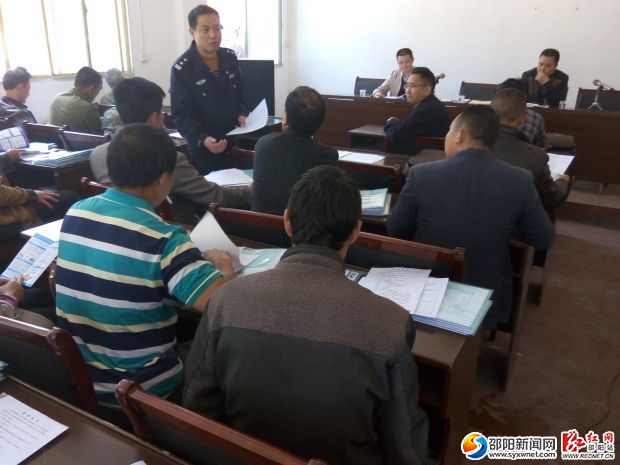 图为派出所所长进行业务培训
