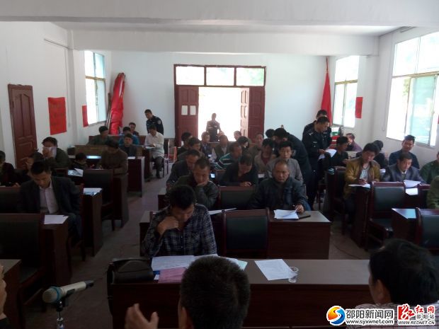 图为派出所干警进行业务指导