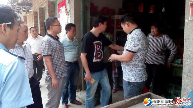 现场对烟花爆竹经营者宣传教育