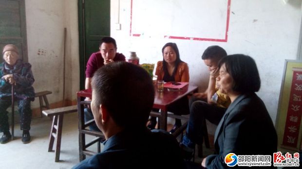 该镇并村工作组在召开座谈会
