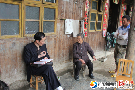 询问困难群众生产生活状况