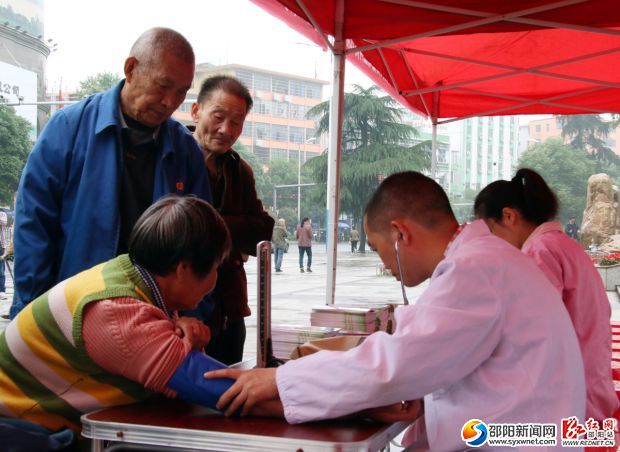 给市民测量血压。