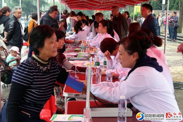 活动现场给市民免费检测血压,知识咨询,发放宣传资料。
