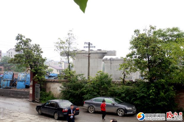 邵阳市宝庆水泥厂门外的桥墩。
