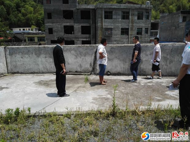 检查操场墙体