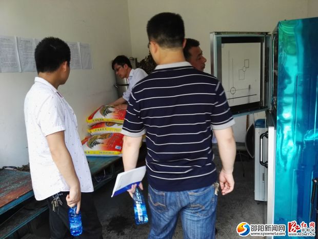检查食堂卫生和食品安全