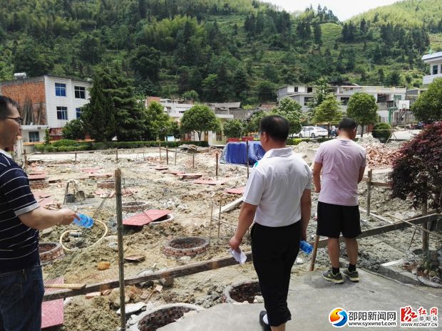 检查校内建筑施工工地