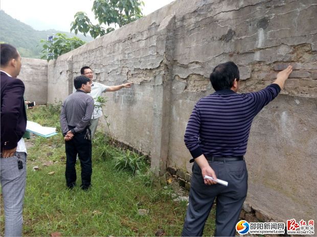 图为排查学校围墙安全隐患