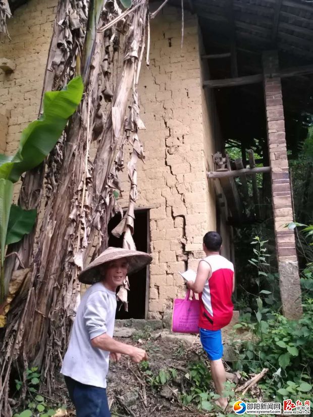 图为镇干部实地核查易地搬迁户