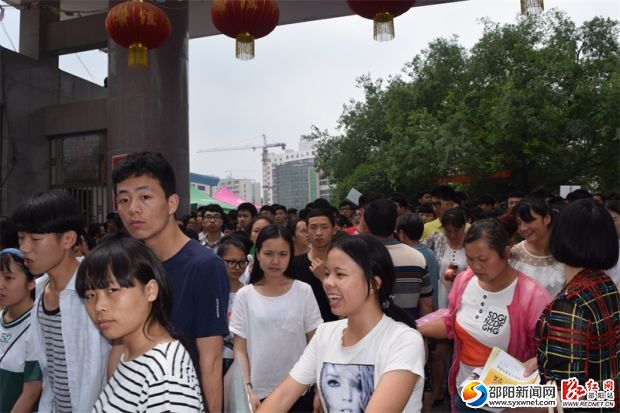 考生们走出考场,表情各异