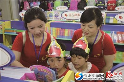 湘中图书城，孩子们捧着自己喜欢的故事书，看得十分认真。