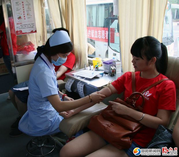 无偿献血者献血。