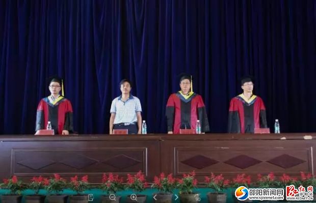 (毕业典礼正式开始,全体起立唱国歌)