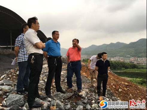 图为新邵县寸石镇洞里村弃土场防汛指挥现场