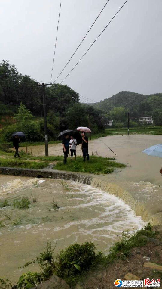石柱乡岩口村村级公路被淹