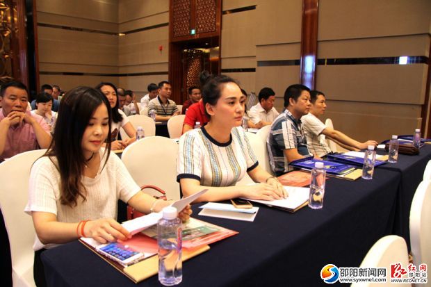 与会企业负责人正在认真听取讲座内容。