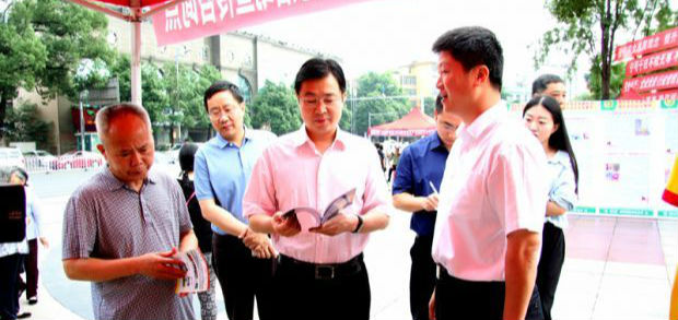 蔡典维正在观阅安全生产宣传资料。 拷贝