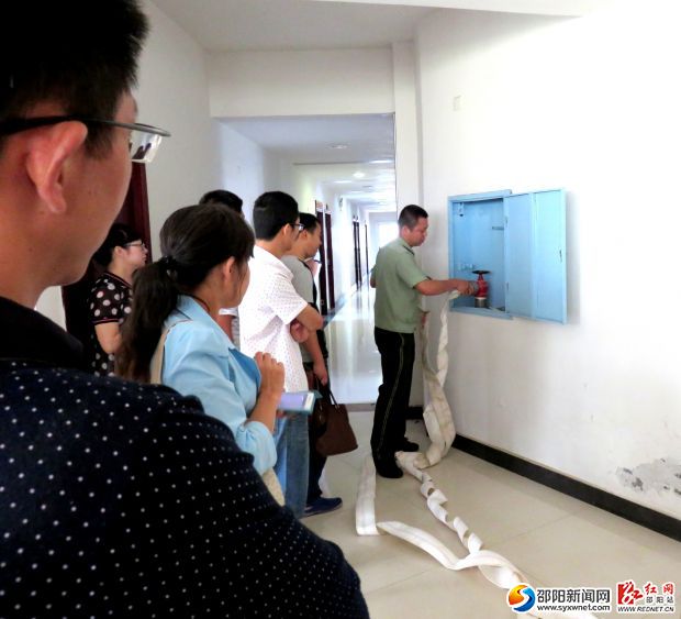 消防大队参谋何佳霖为参训人员进行消防安全现场演练