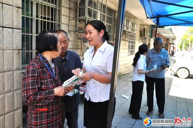 工作人员向市民广泛宣传安全用电法规知识_看图王