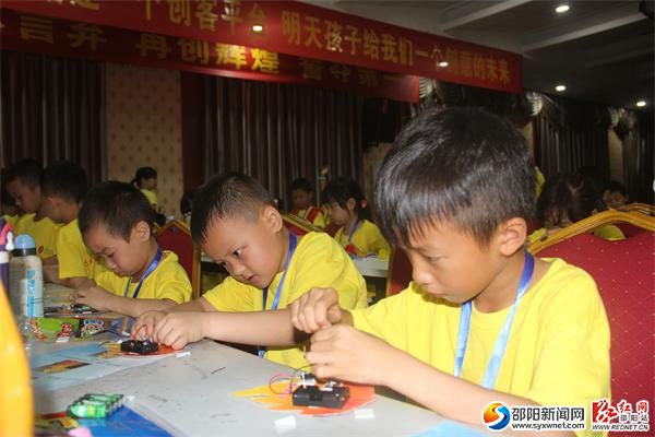 小学中级组参赛选手在参加科技技能项目测试