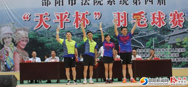 从左至右分别为男双、女单、男单第一名