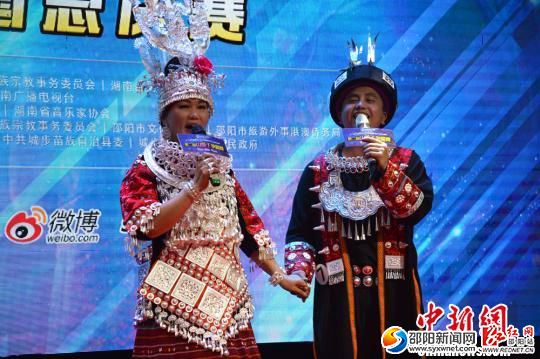 图为一组选手在认真参赛。　向一鹏 摄