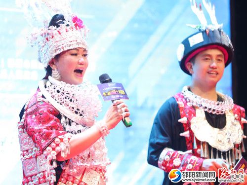 6月19日晚，六月六山歌节第二届山歌王争霸赛现场火爆。图为7号选手革东飞歌组合