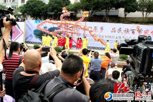 媒体争相拍摄城步吊龙舞