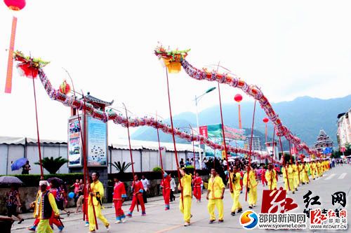城步吊龙游动在龙胜街道上