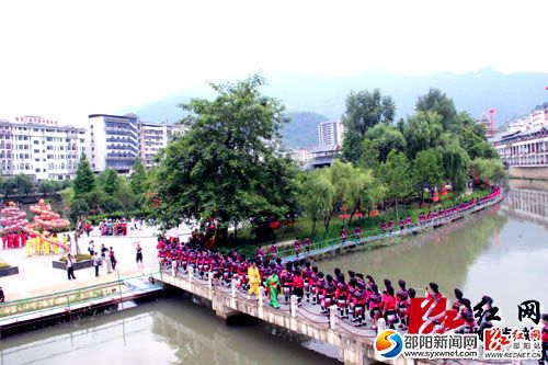 千人长发展示暨民族团圆舞演出现场