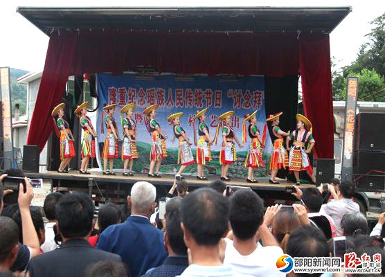 村民自导自演的舞蹈