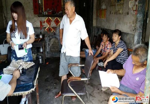 图为机关干部职工在陈栗村贫困户家帮扶走访