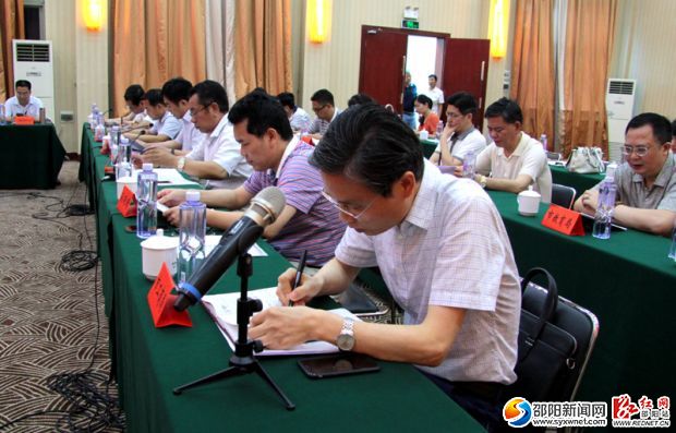 与会人员认真记录会议精神。