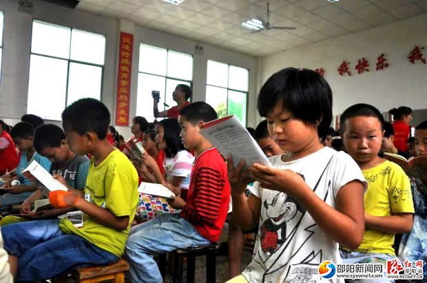 孩子们认真诵读《弟子规》