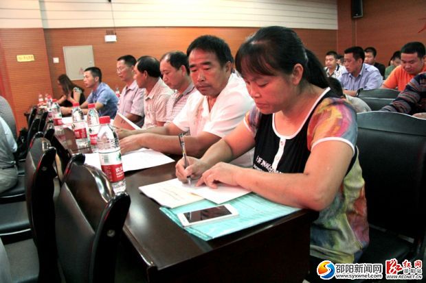 学员们正在认真记录笔记。