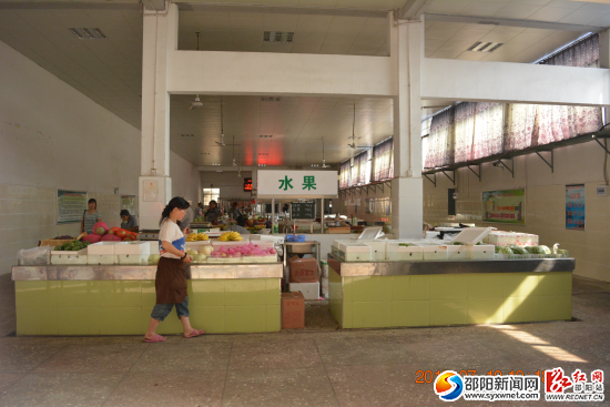 (小江湖农贸市场改造后面貌焕然一新)