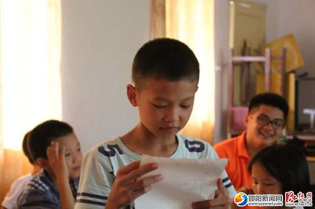 (杨榆烁小朋友向大家分享自己的性格分析总结)