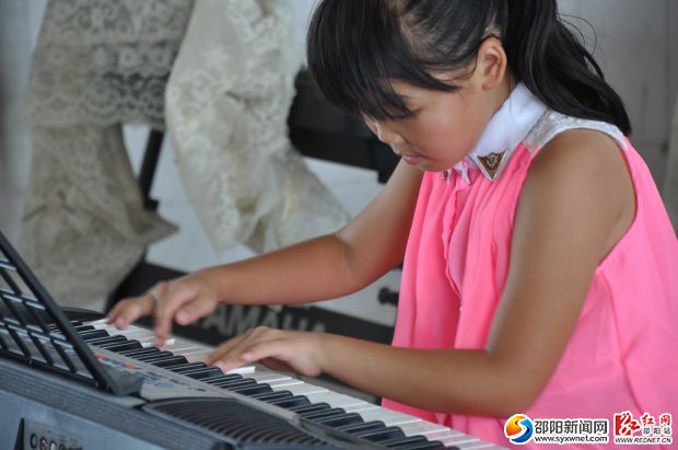 孩子们在认真的弹电子琴