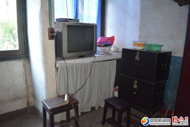 (老人家简单的家具)