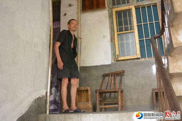 (老人坚持送志愿者们离开)