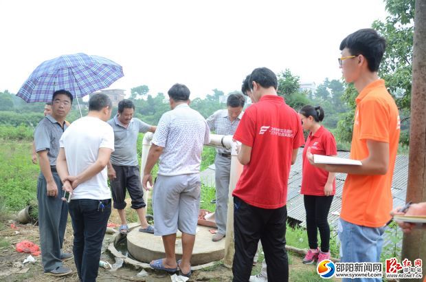 夏冬晴书记带领村民进行沼气改造升级