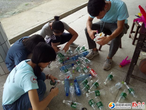 队员们进行手工课前期材料准备