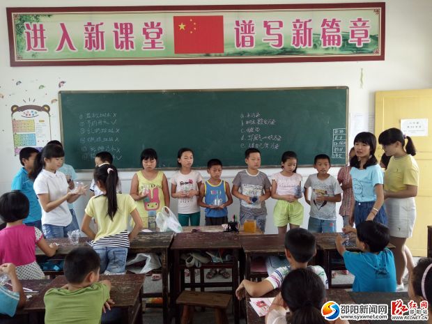 孩子们上台展示自己的作品