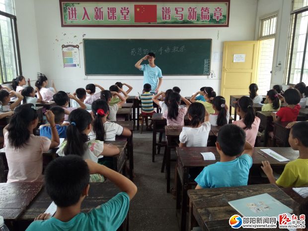 刘宏达老师进行手语教学